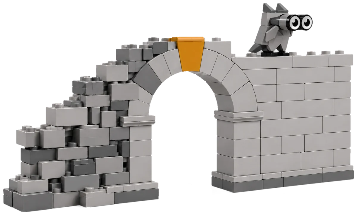 Eine Mauer aus Bausteinen, links bröckelnd, rechts sauber gefügt, verbunden durch einen ockerfarbenen Schlussstein, oben die EDUSOL-Eule